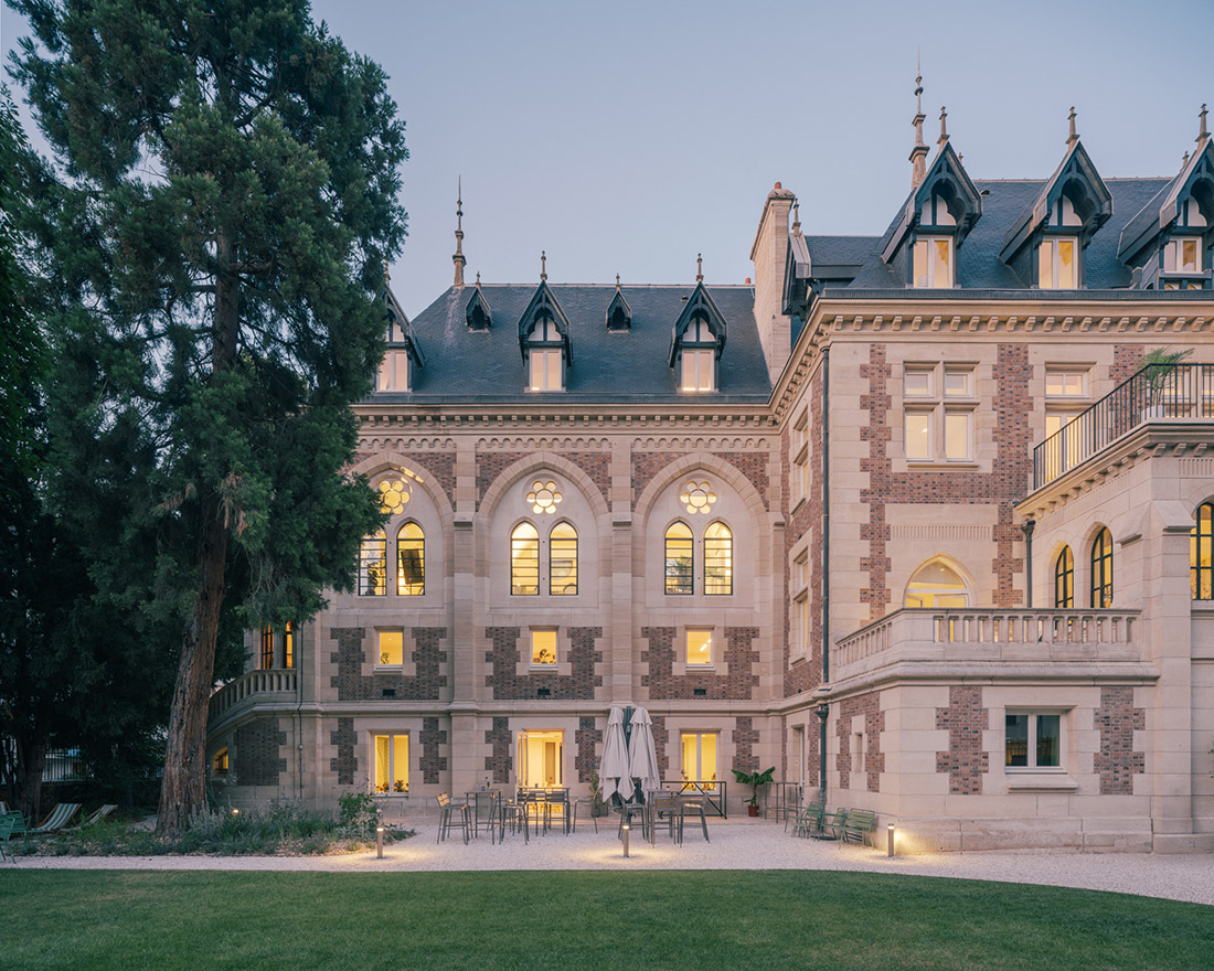 Maud Caubet Architectes & HBHC - Château Levallois © Charly Broyez